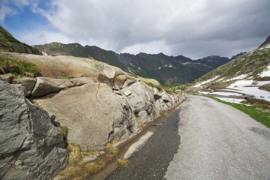 İsviçre Alpleri'nde yol