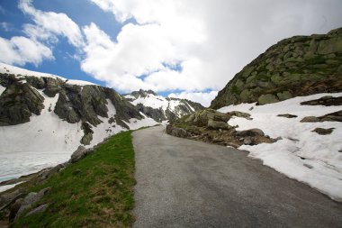 İsviçre Alpleri'nde yol