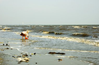 yaşlı kadın ve sunset beach