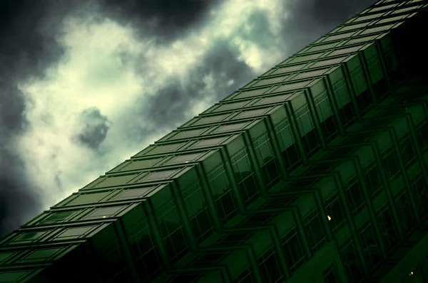 Abstraktes Bürogebäude in stürmischer Atmosphäre — Stockfoto