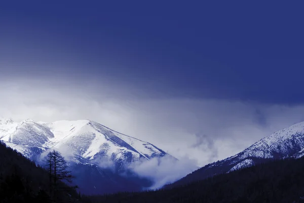 Γραφική χειμερινό βουνό — Φωτογραφία Αρχείου