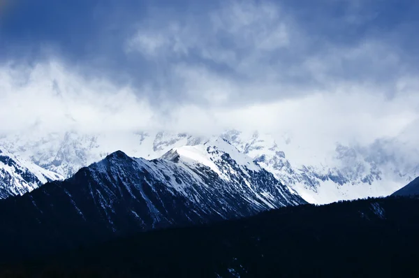 Сценическая зимняя гора — стоковое фото