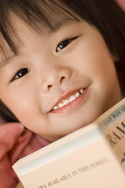 Klein meisje lezen — Stockfoto