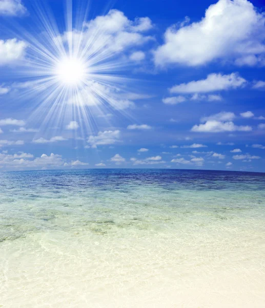 Hermosa playa tropical con luz solar . —  Fotos de Stock