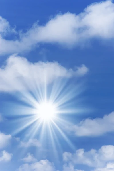 Красивое голубое небо с солнечным светом — стоковое фото