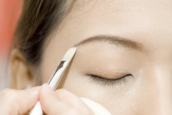 Applying makeup — Stock Photo, Image