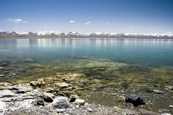 Lago de montanha no inverno — Fotografia de Stock