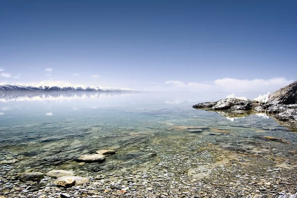 Krásné jezero a sníh hory — Stock fotografie
