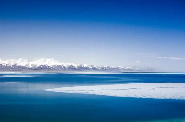 冬季的高山湖泊 — 图库照片