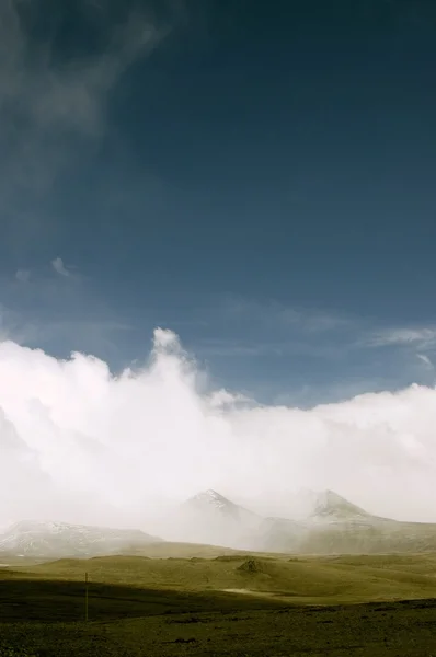山と嵐の雲 — ストック写真