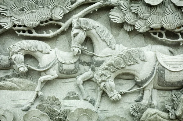 Esculpindo na parede do templo do budismo — Fotografia de Stock
