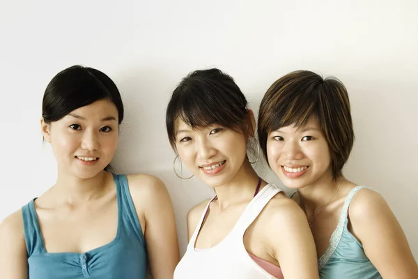 Drei glückliche Mädchen — Stockfoto