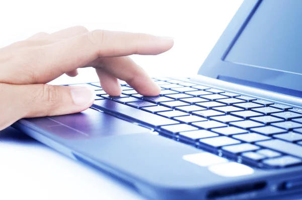 Digitar em um teclado de laptop — Fotografia de Stock