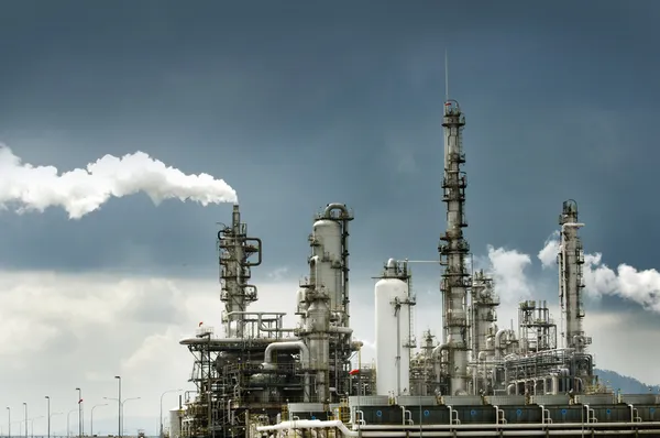 Olieraffinaderij met rook — Stockfoto