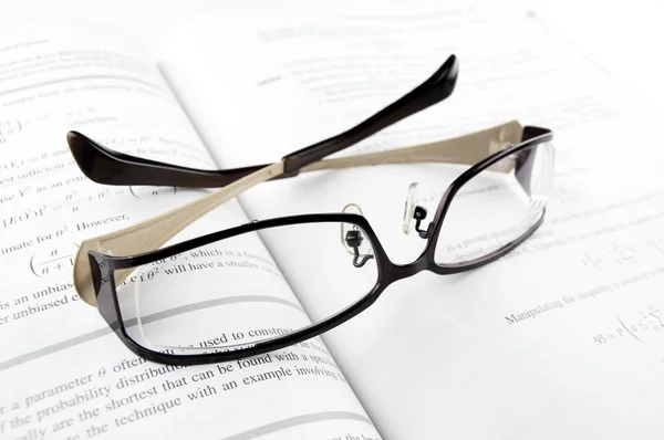 眼镜的数学书 — 图库照片