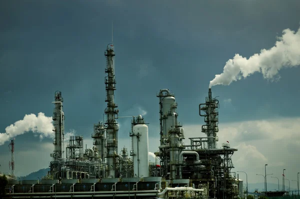 Raffineria di petrolio con fumo — Foto Stock