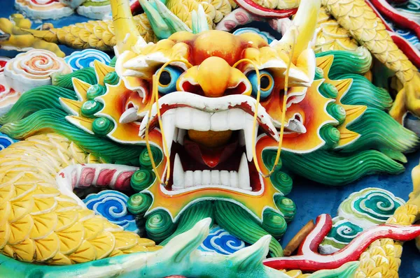 Bunte chinesische Drachenköpfe — Stockfoto