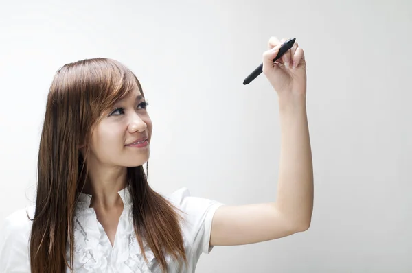 Молодая женщина рисует — стоковое фото