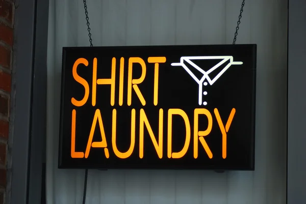 En neonskylt av skjorta tvätt shop — Stockfoto