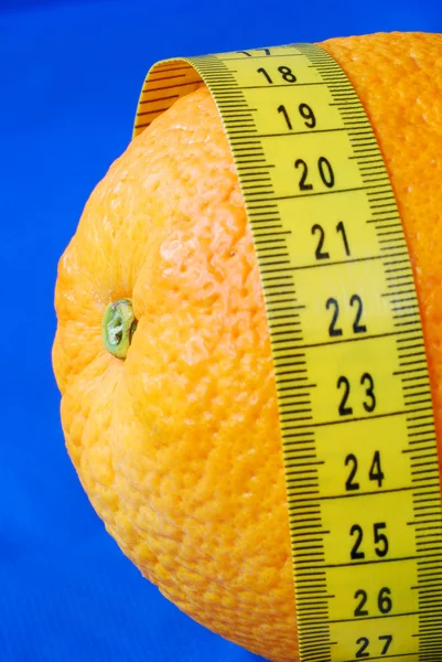 Апельсин и измерительная лента — стоковое фото