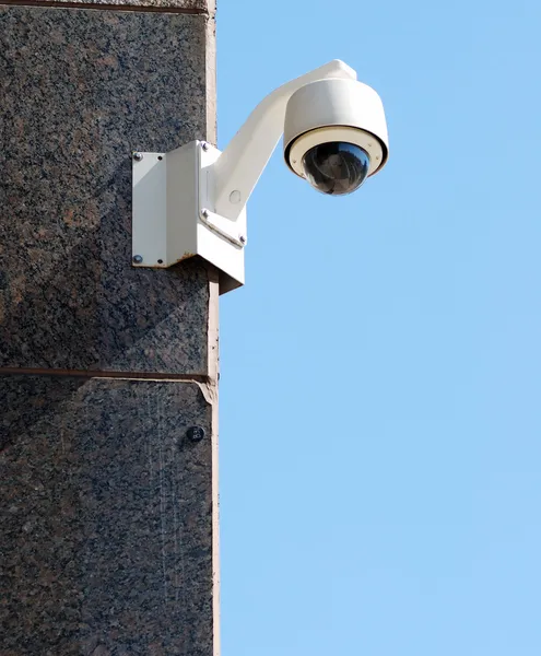 Câmera de segurança / vigilância contra um — Fotografia de Stock