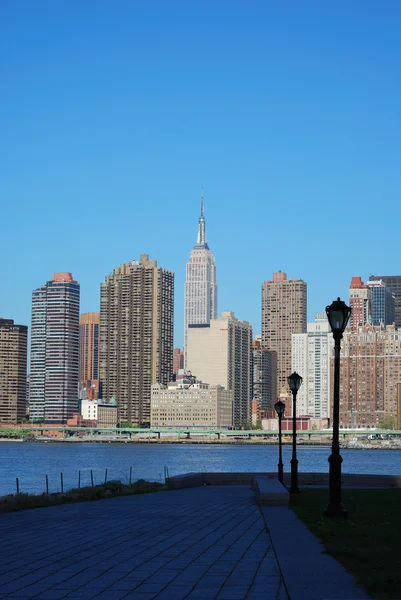 Для середини місто Манхеттена в Нью-Йорк Skyline — стокове фото