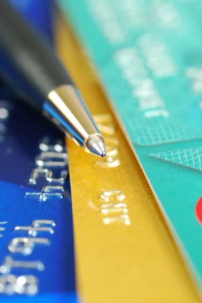 Una pluma en la parte superior de varias tarjetas de crédito —  Fotos de Stock