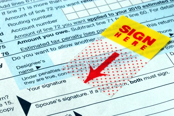 Vergi iadesi imzalamayı unutmayın — Stok fotoğraf