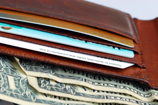 Eine Brieftasche mit einigen Kreditkarten und Bargeld — Stockfoto