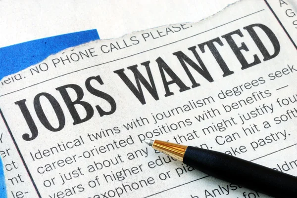 Op zoek naar een baan van een krant — Stockfoto
