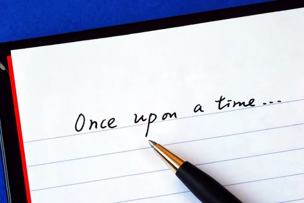 Για να ξεκινήσετε Γράφοντας την ιστορία με τη φράση; Μια φορά κι έναν καιρό? απομονώνονται σε μπλε — Φωτογραφία Αρχείου