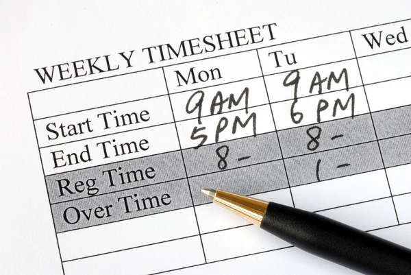 Ausfüllen des wöchentlichen Stundenplans für die Gehaltsabrechnung — Stockfoto
