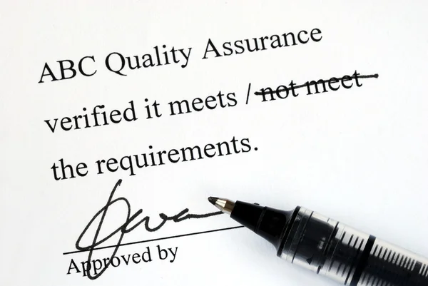 Firma il documento di controllo della qualità da un istituto di trucco — Foto Stock