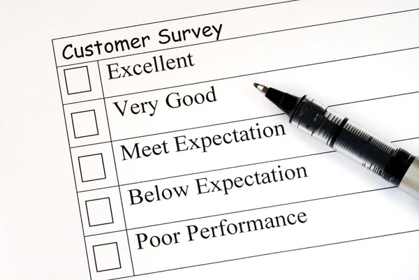 Customer fills in the feedback survey — Stock Photo, Image