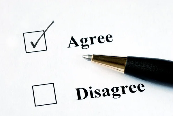Select the Agree option with a pen — Stock Photo, Image