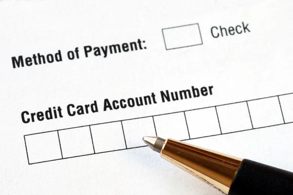 Wypełnij dane karty kredytowej w formularzu zamówienia — Zdjęcie stockowe