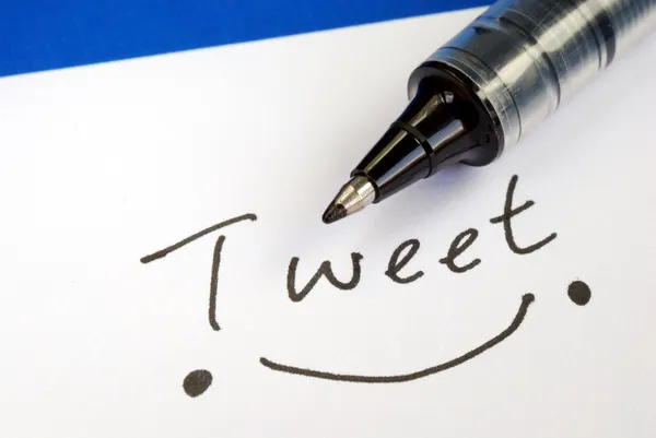 Escribe la palabra Tweet y dibuja una sonrisa feliz — Foto de Stock