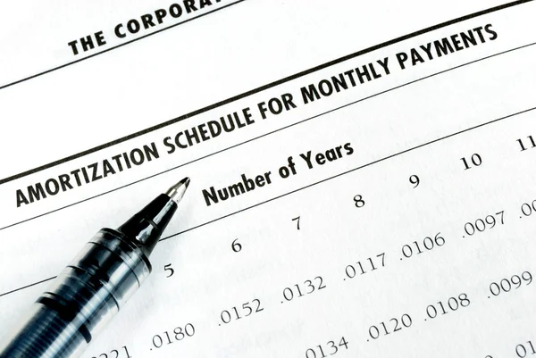 Calcule o pagamento do empréstimo verificando a tabela de amortização — Fotografia de Stock