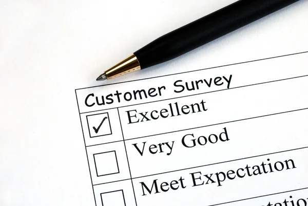 Customer fills in the feedback survey — Stock Photo, Image