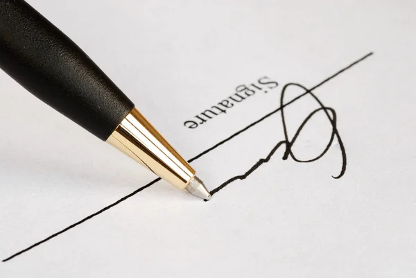 Assine o nome num papel com uma caneta — Fotografia de Stock