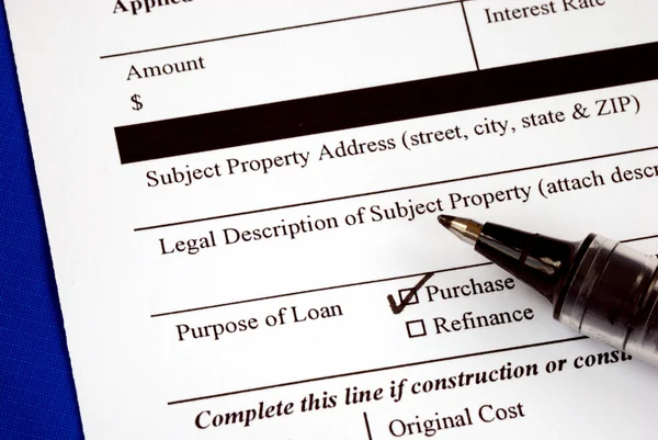 Заполните форму заявления на получение ипотечного кредита — стоковое фото