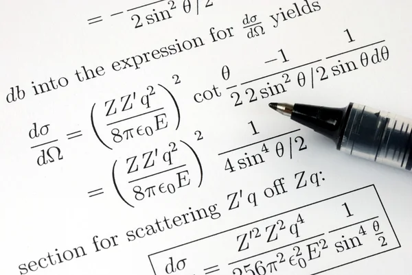 Proberen op te lossen sommige ingewikkelde wiskunde vragen — Stockfoto