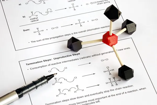 Üniversite seviyesi organik kimya üzerinde çalışıyor — Stok fotoğraf