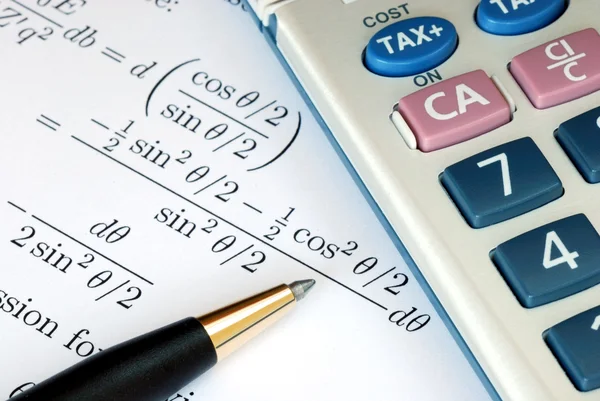 Resolva uma questão matemática com uma calculadora — Fotografia de Stock