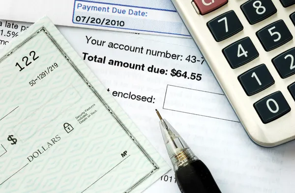 Schrijf een cheque te betalen van de rekeningen op tijd — Stockfoto