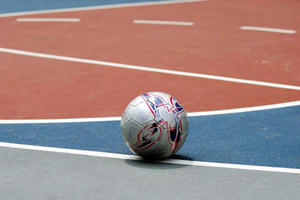 Un pallone da calcio su un parco giochi concetti di sport — Foto Stock