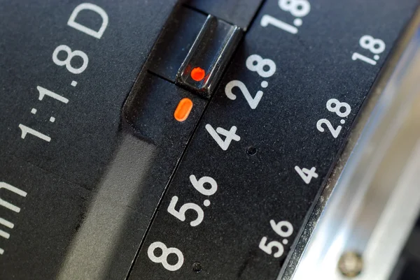 Vista de cerca de una lente macro enfocada en el gran número 4 — Foto de Stock