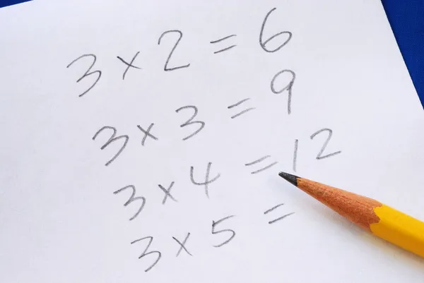 实践着一支铅笔的乘法运算表 — 图库照片