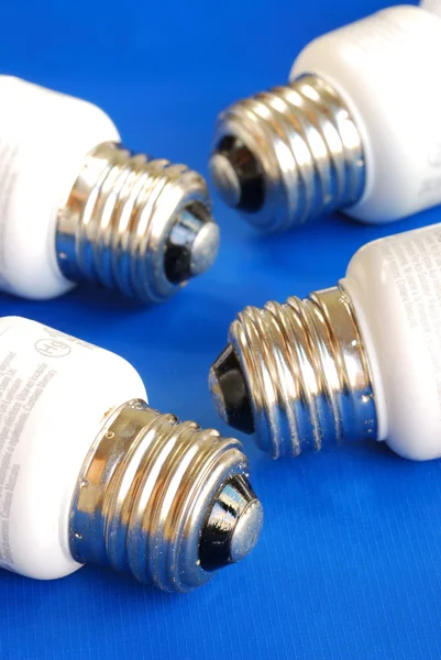 Glödlampor begrepp av nya idéer och grön energi isolerade på blå — Stockfoto