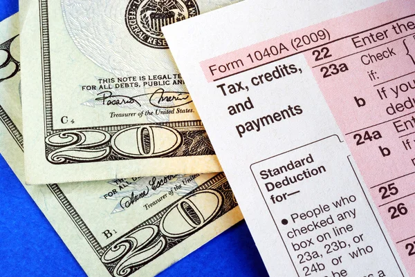 Obteniendo reembolso de la declaración de impuesto sobre la renta aislado en azul —  Fotos de Stock